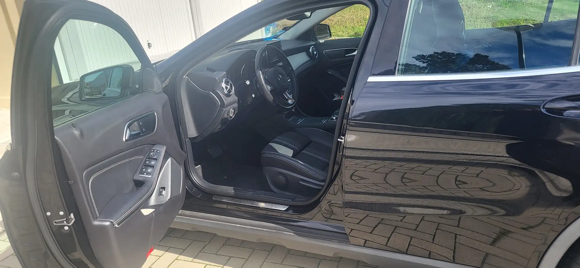 Mercedes-Benz 180 GLA Schwarz - 1