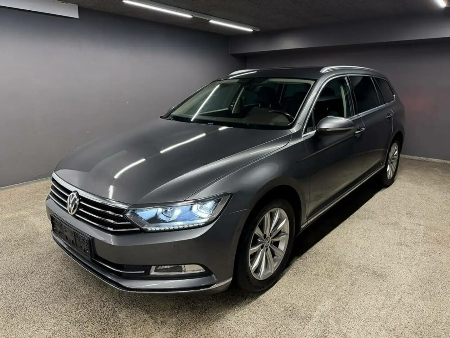 Volkswagen Passat HIGHL*DSG*LED*ACC*NAVI*RFK*AHK Grau - 1