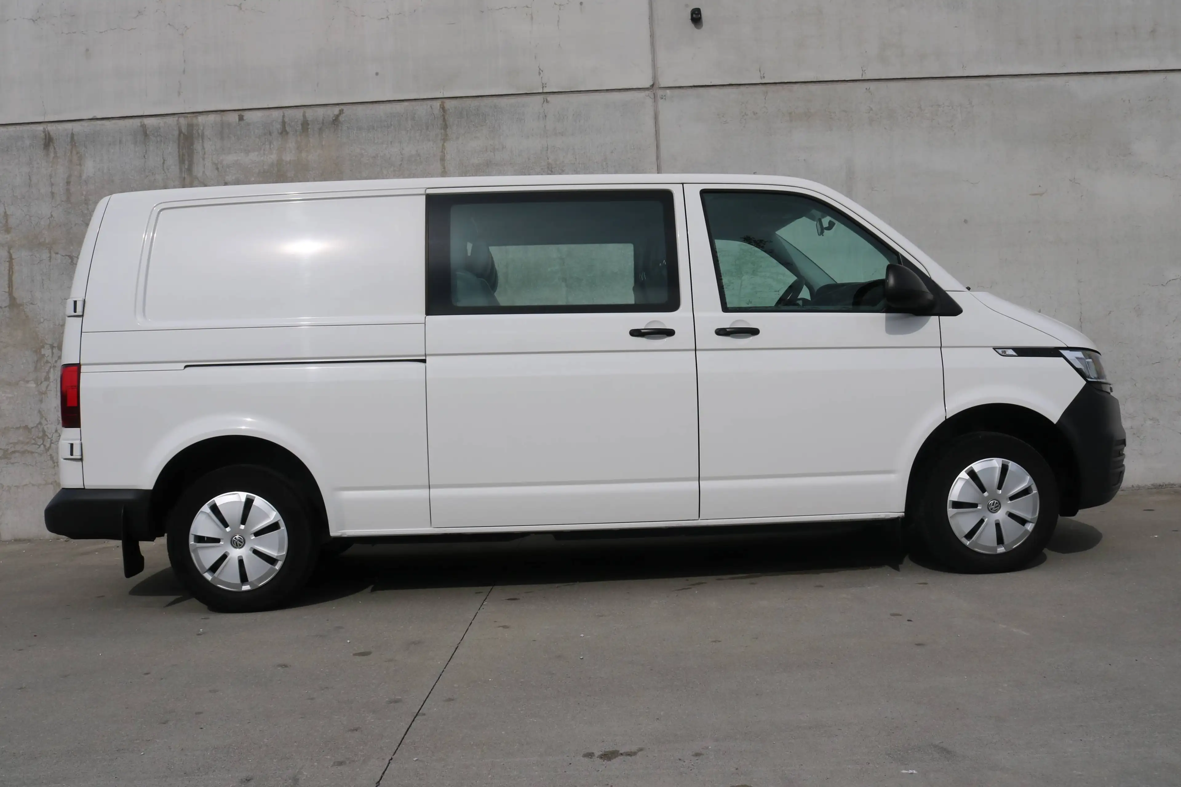 Volkswagen T6.1 Transporter 2.0 Diesel | DOCA | LWB | NAVI | APP-CONNECT | PDC V+A | CRUISE | AIRCO | DAB | 6PL — photo 4