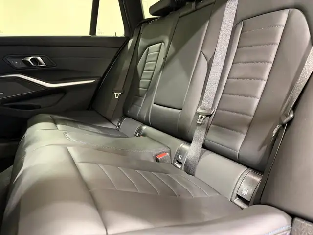 BMW 3 Series view 14