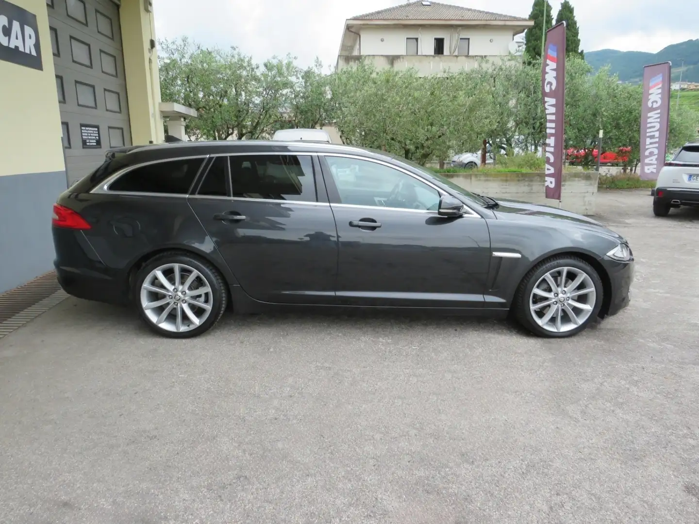 Jaguar XF Sportbrake 2.2d Portfolio 200cv auto. km 126.600 Fekete - 2
