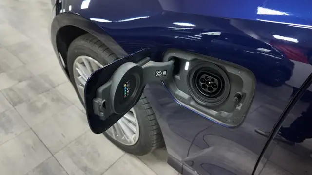 BMW 3 Series view 14