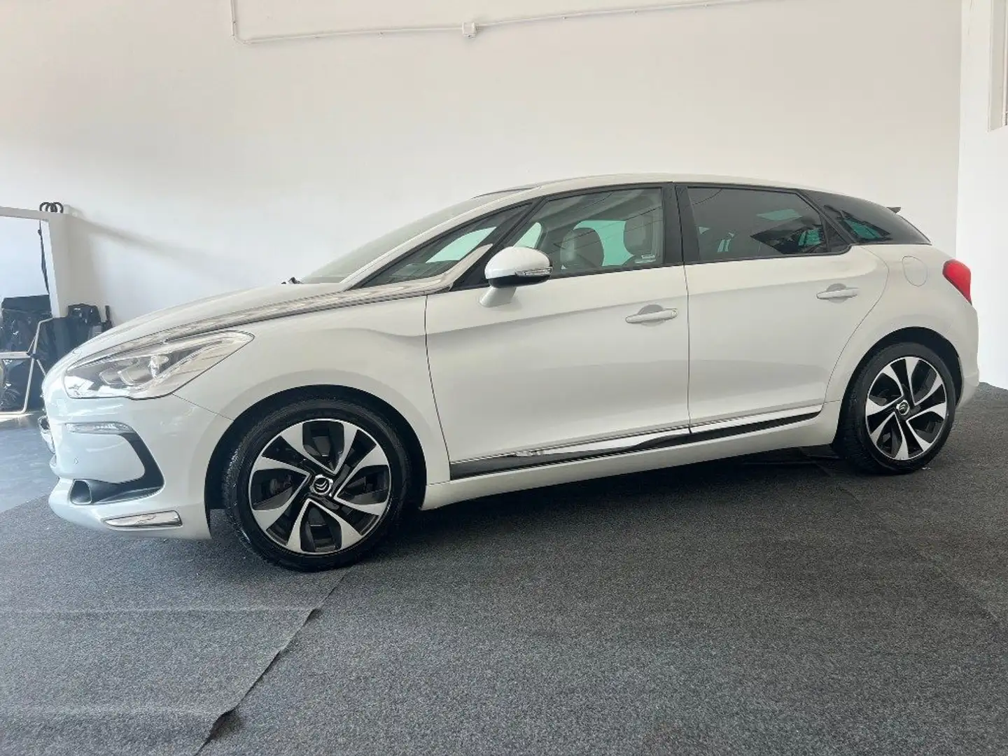 DS Automobiles DS 5 2.0 HDi 160 aut. So Chic Bianco - 2