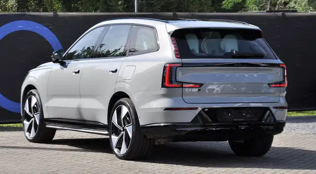 Volvo Ex90 view 3