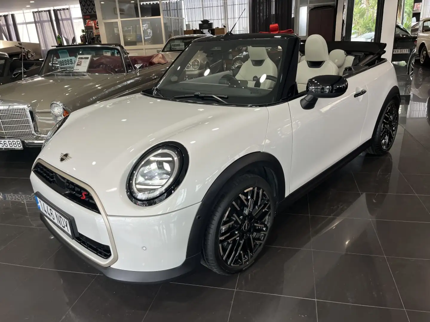 MINI Cooper S Cabrio Aut. Favoured Weiß - 1
