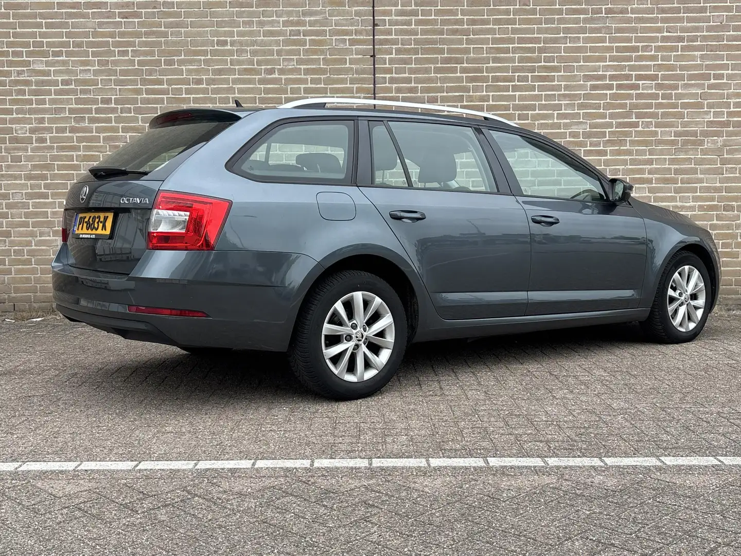 Skoda Octavia Combi 1.6 TDI Greentech Ambition Business DSG Auto Grijs - 2