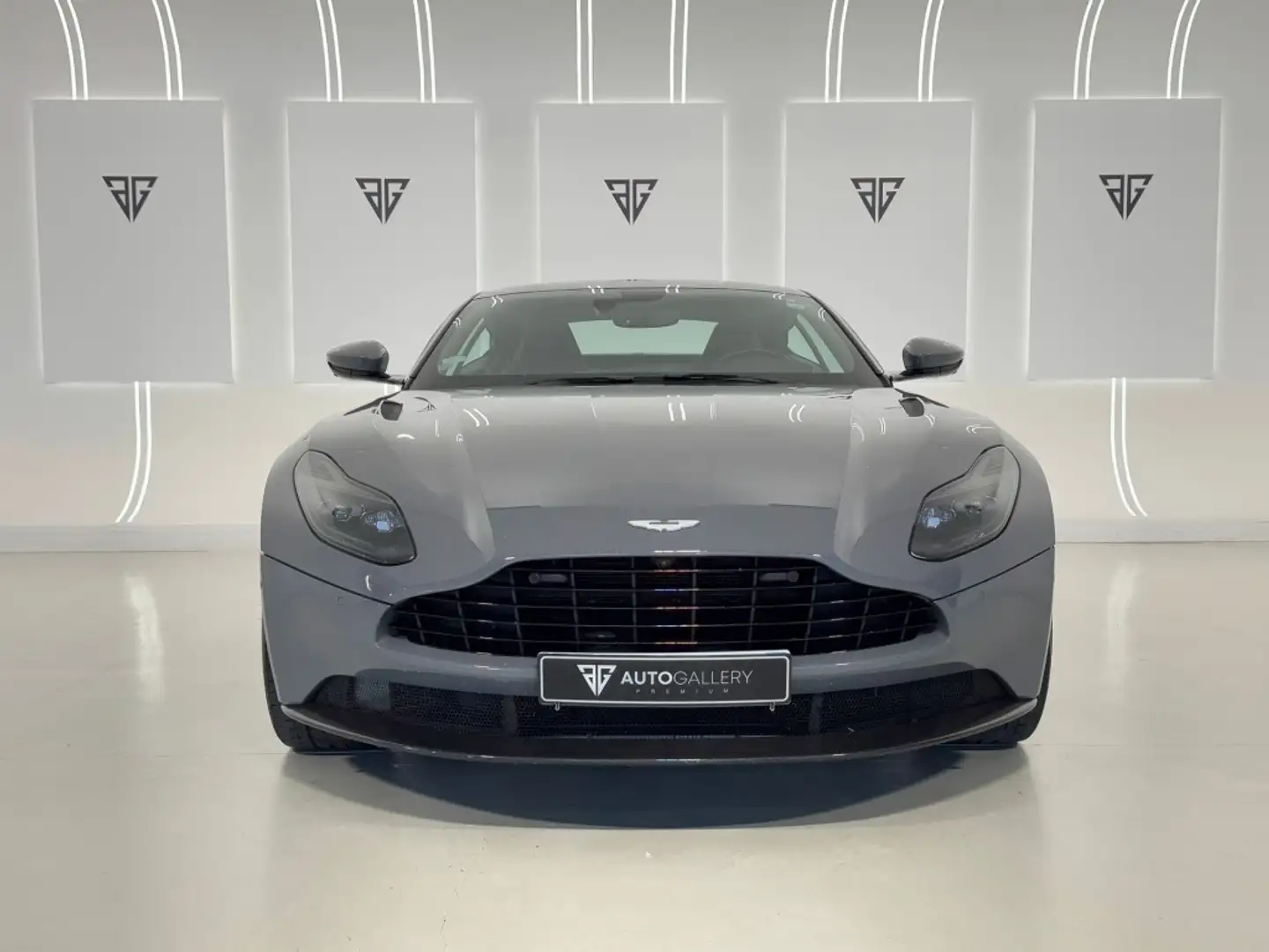 Aston Martin DB11 4.0 510 Šedá - 2