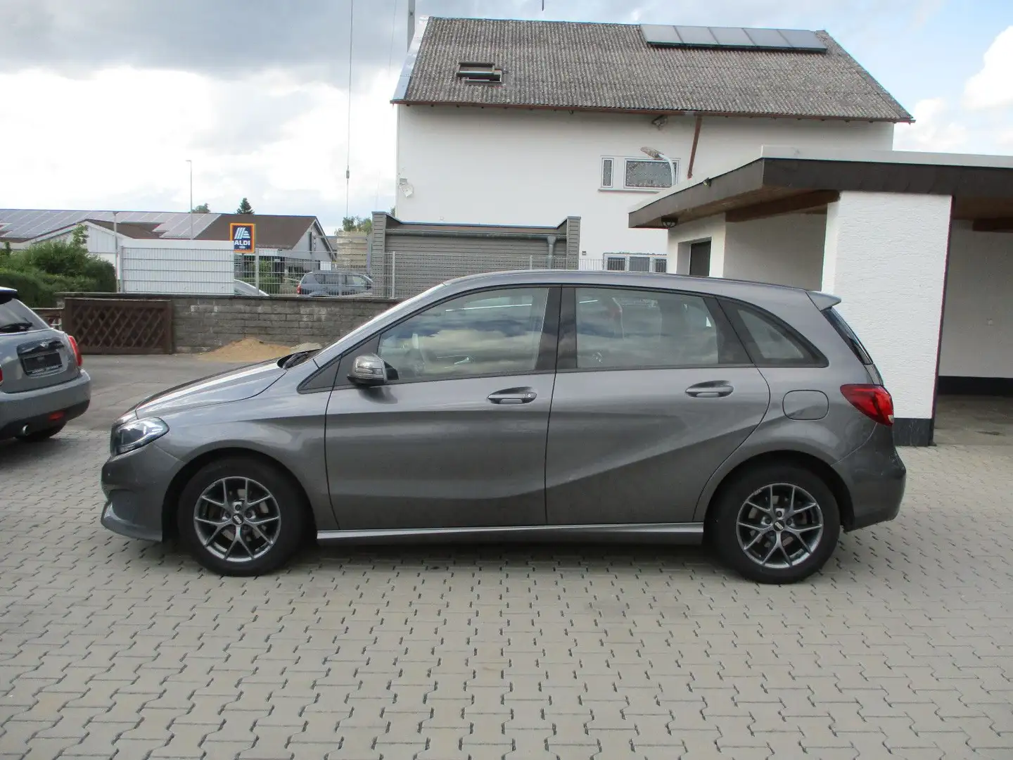 Mercedes-Benz B 180 d NAVI PDC SITZHEIZUNG TEMPOMAT ALU Grau - 1