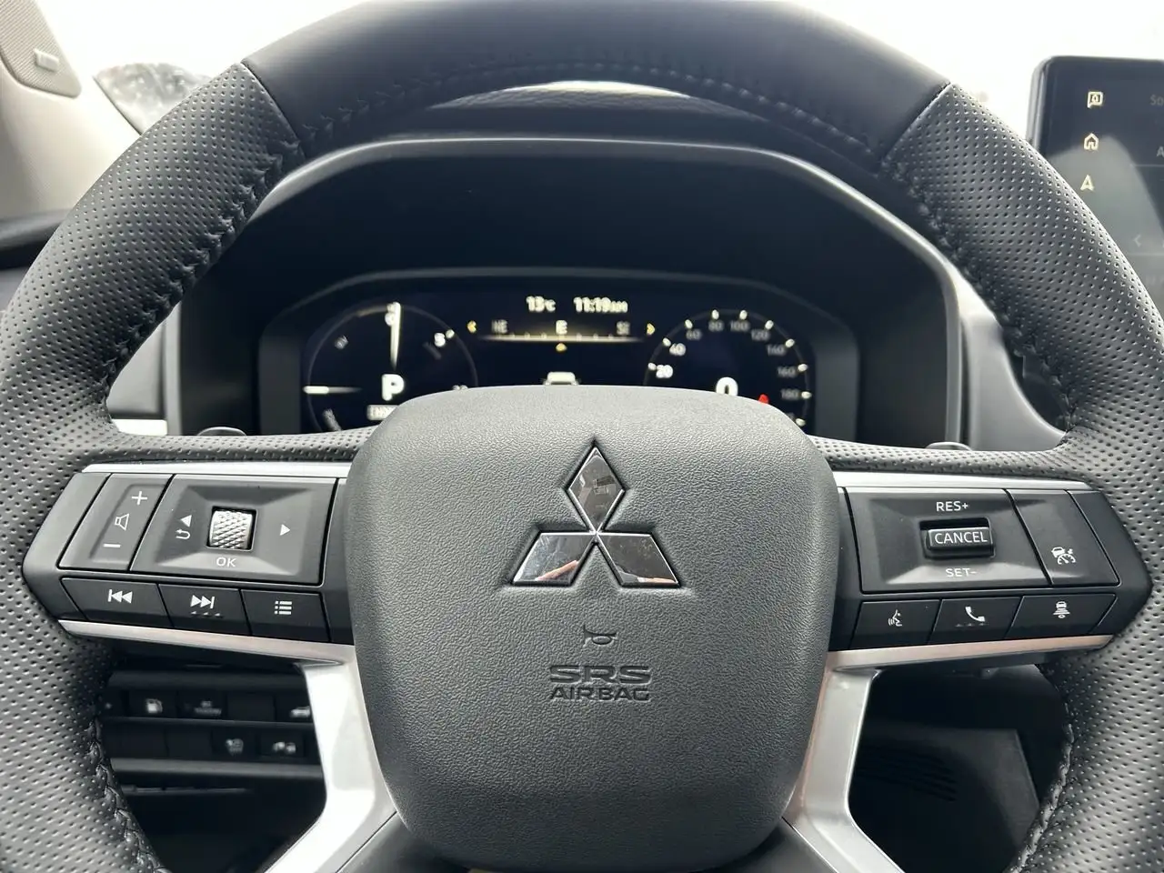 Mitsubishi Outlander снимка Mitsubishi Outlander