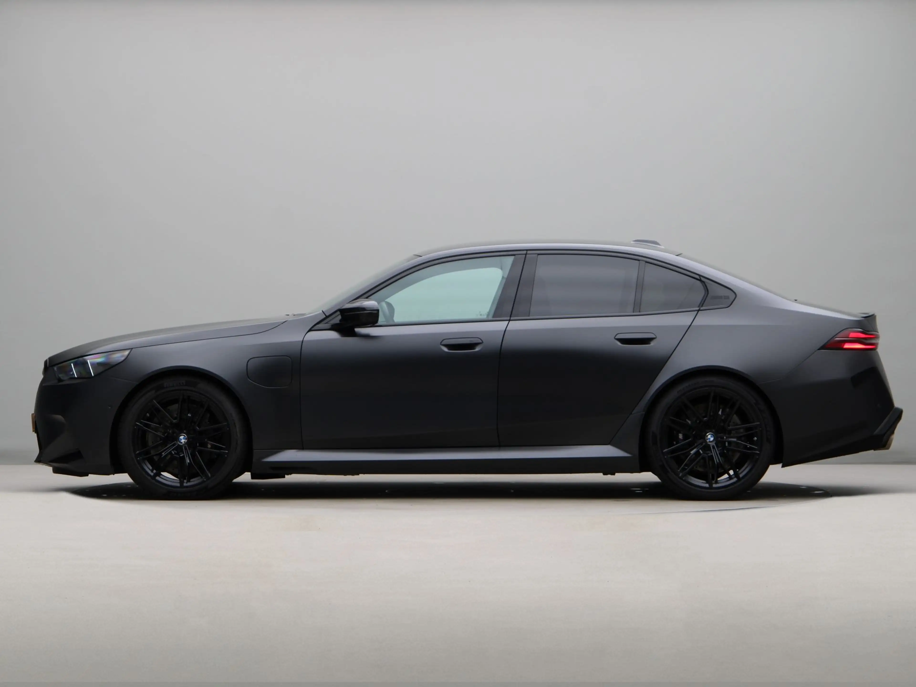 BMW M5 Sedan incl. alarmklasse 5 & milltek uitlaatsysteem — photo 12
