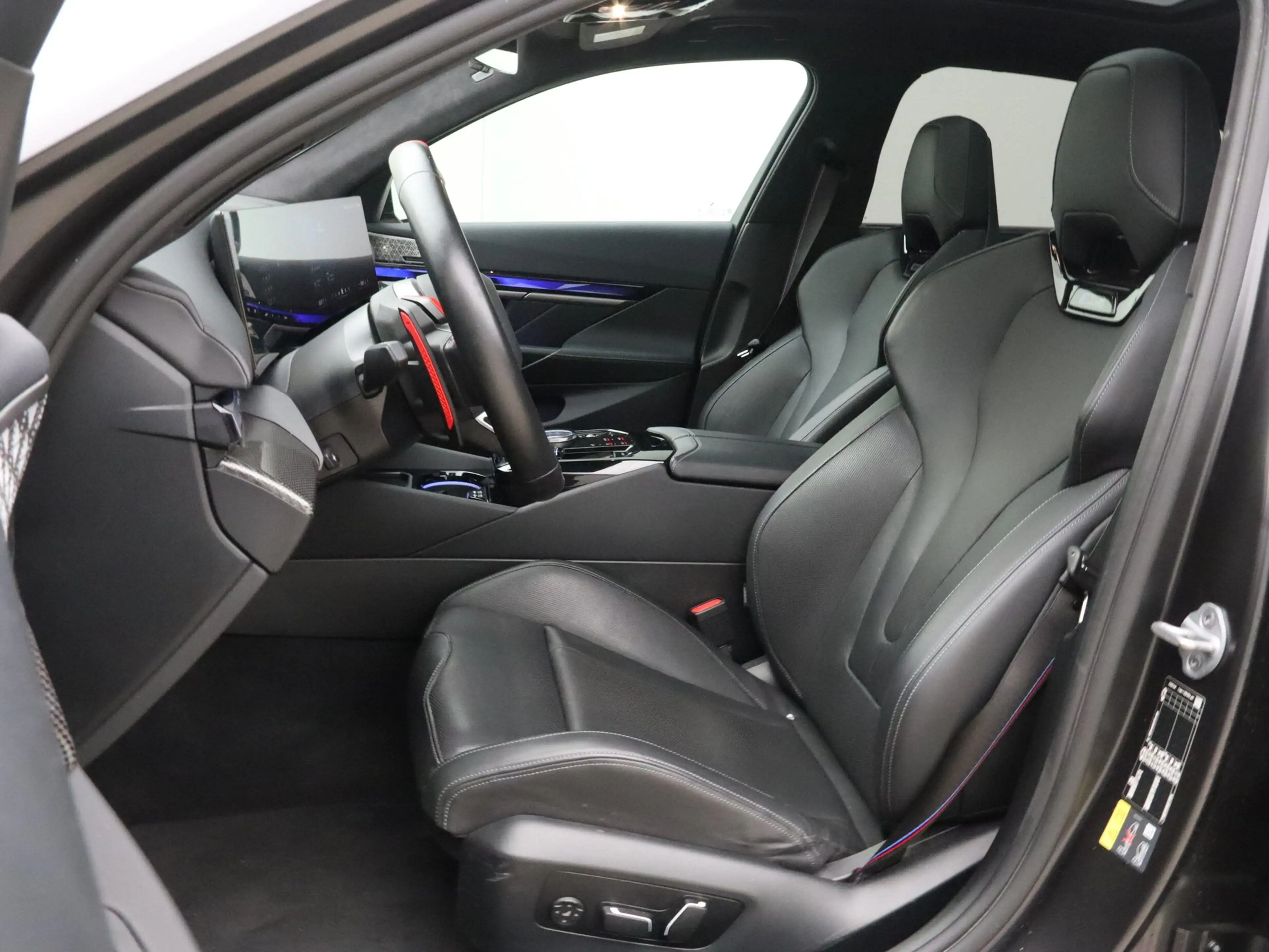 BMW M5 Sedan incl. alarmklasse 5 & milltek uitlaatsysteem — photo 5