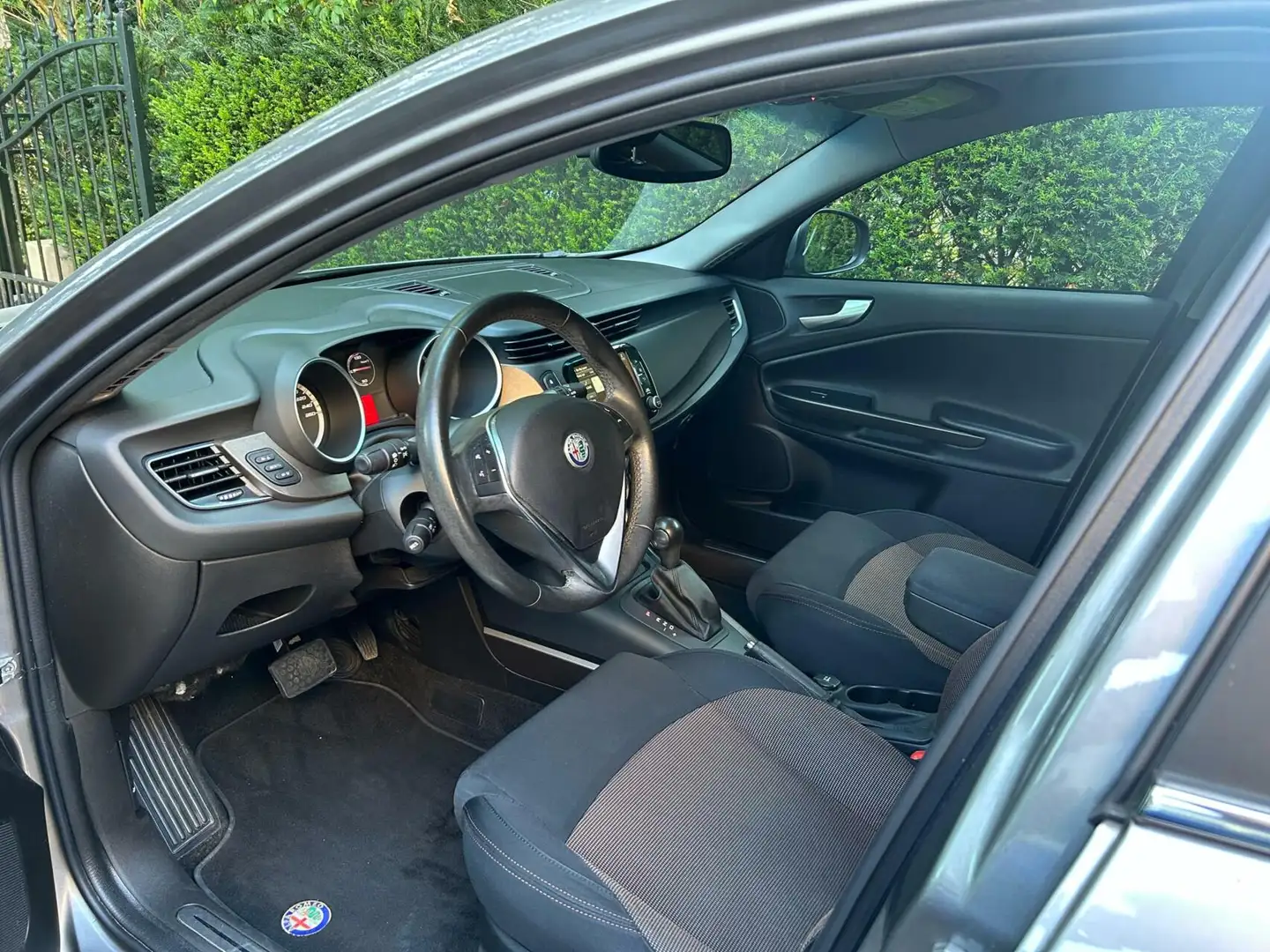 Alfa Romeo Giulietta 1.4 T Distinctive Lusso Uconnect/PDC Grijs - 2