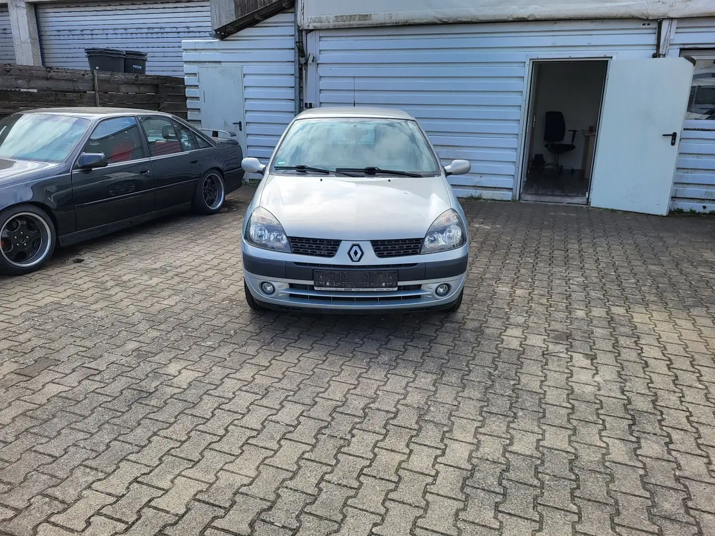 Renault Clio 1.4 16V / 98 PS Grau - 1