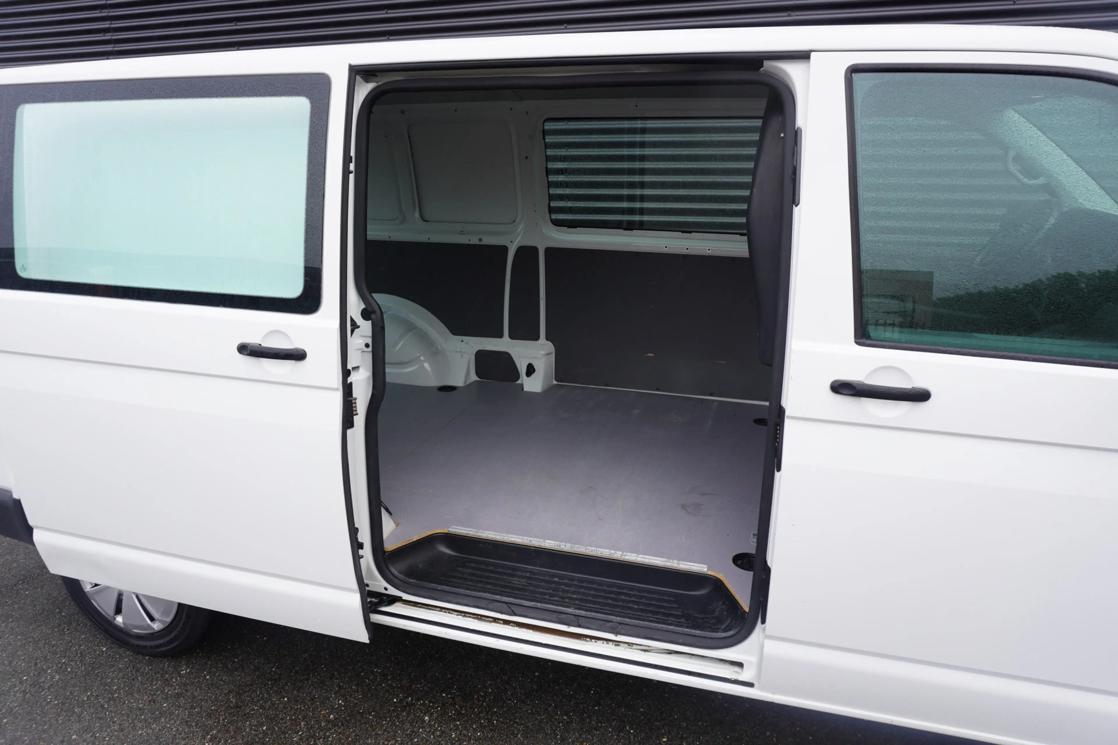 Volkswagen T6.1 Transporter 110pk L2H1 Navigatie Achterdeuren Apple carplay LE — photo 10