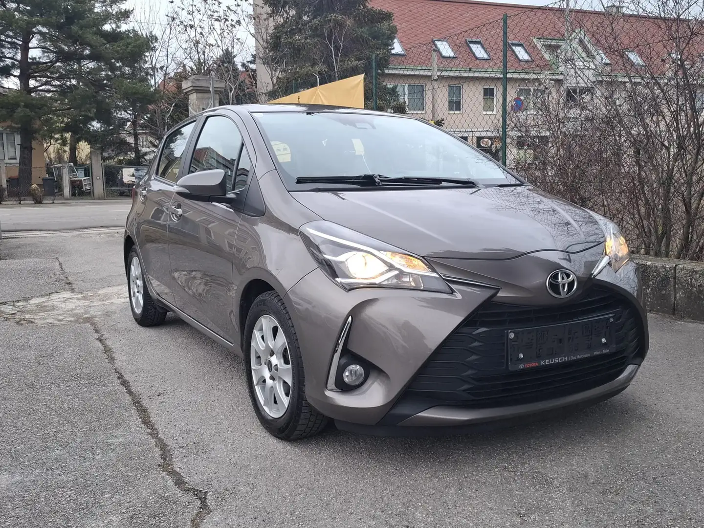 Toyota Yaris Yaris 1,0 VVT-i Active Active Grau - 2