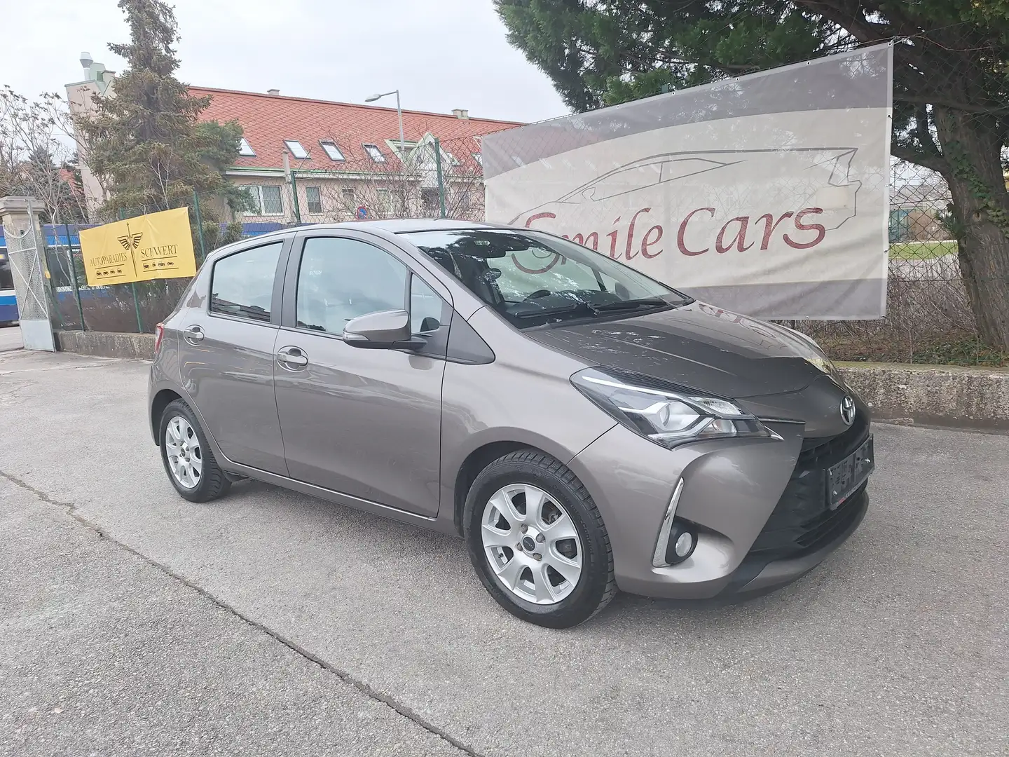 Toyota Yaris Yaris 1,0 VVT-i Active Active Grau - 1