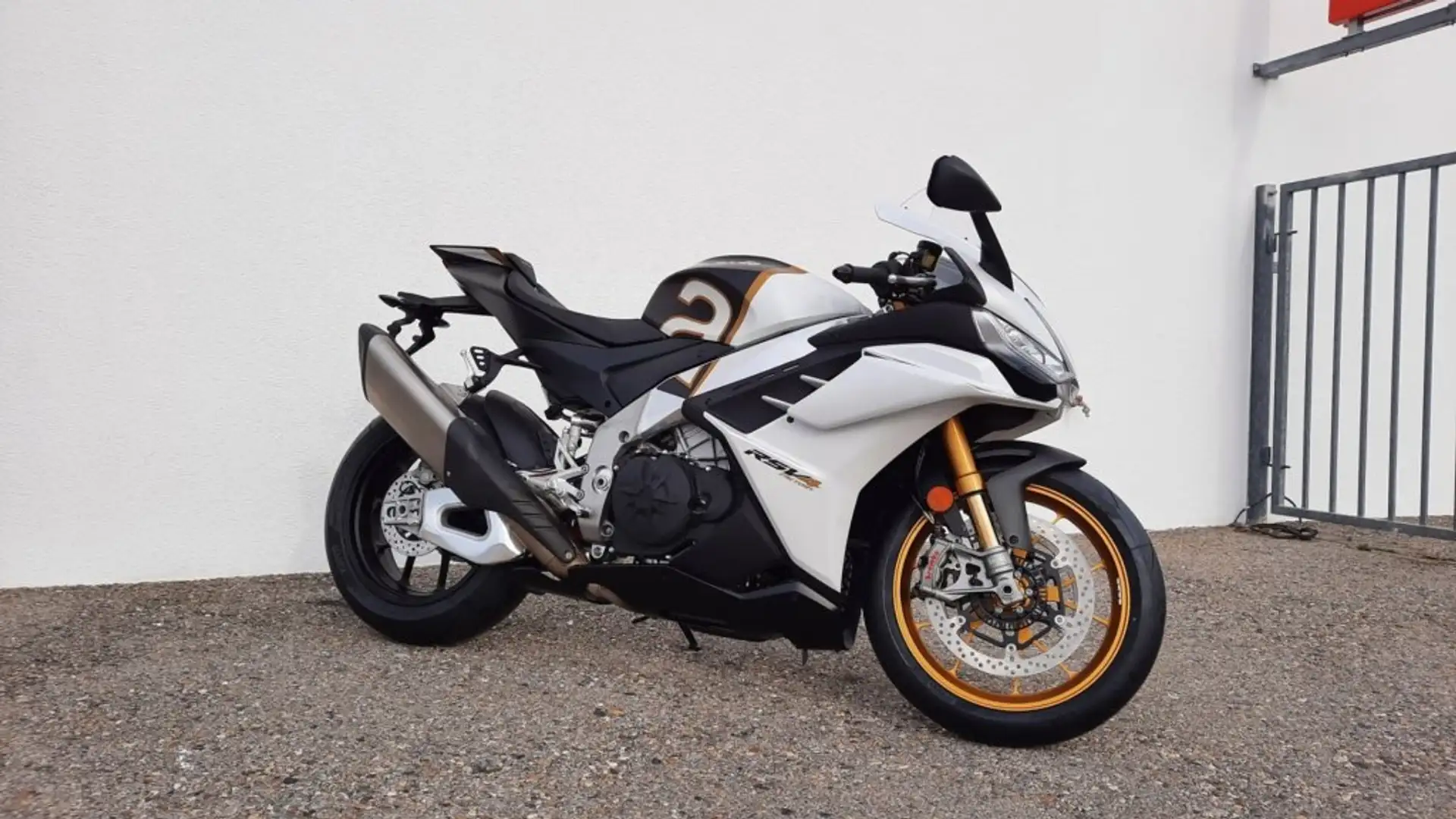 Aprilia RSV4 1100 Factory Gold - 2