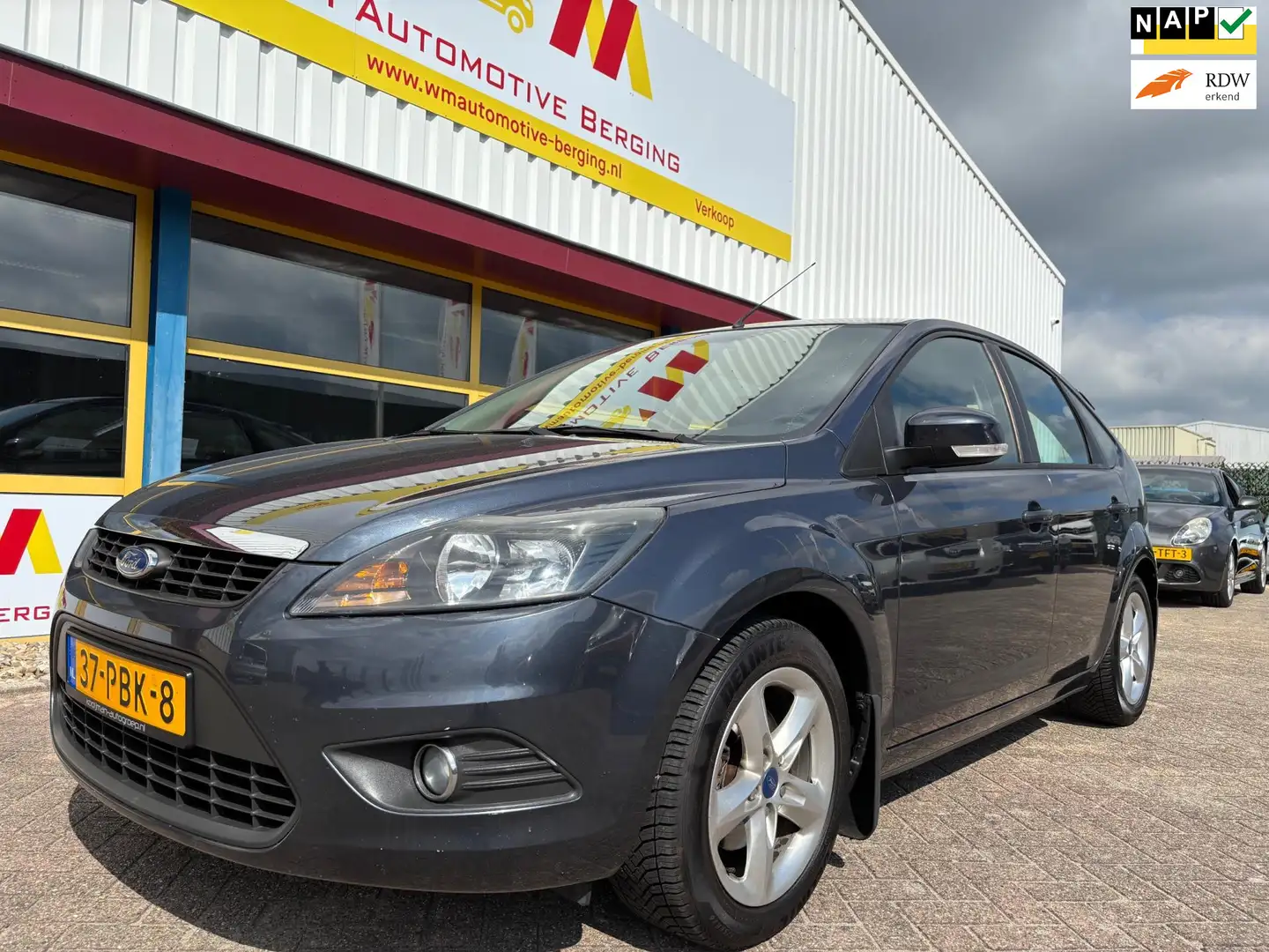 Ford Focus 1.6 Comfort AIRCO NAVI Grijs - 1