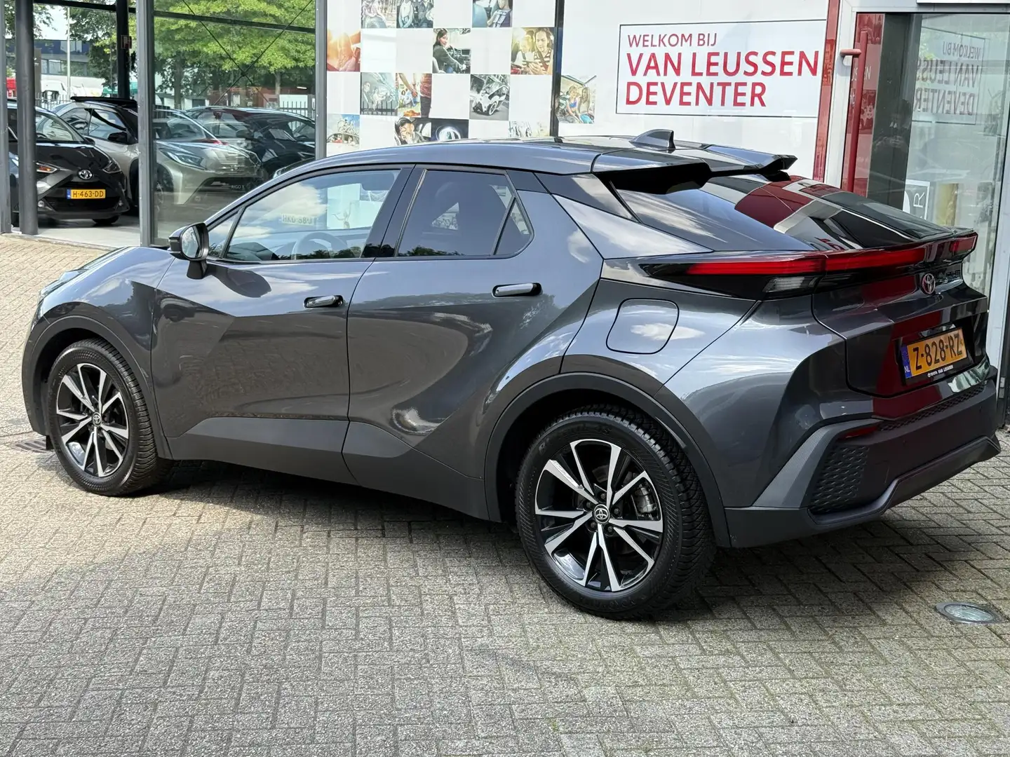 Toyota C-HR 1.8 HYBRID 140 DYNAMIC 4S-BANDEN APPLE/ANDROID AD- Grau - 2