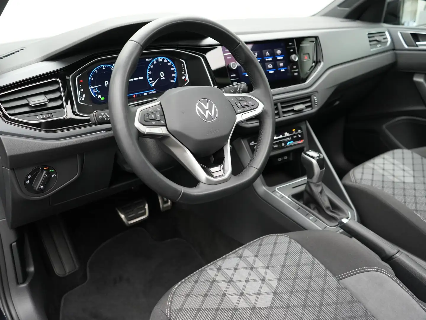 Volkswagen Polo 1.0 TSI 95 pk DSG R-Line | Panoramadak | Achteruit Zwart - 2
