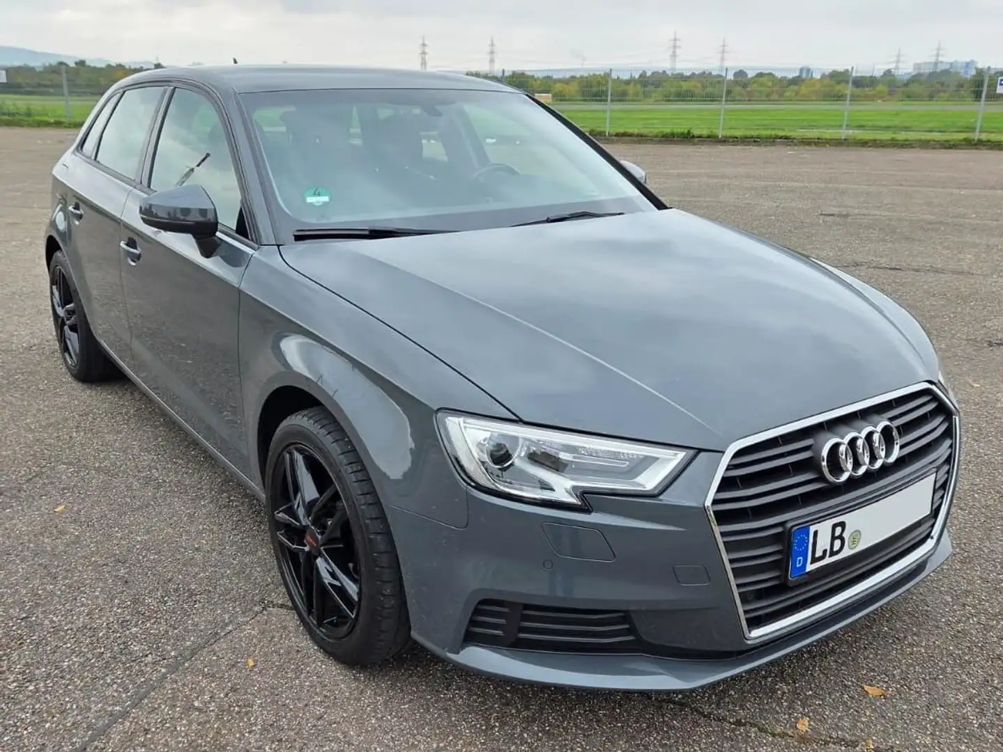 Audi A3 1.5 TFSI Sportback S tronic COD Grau - 1
