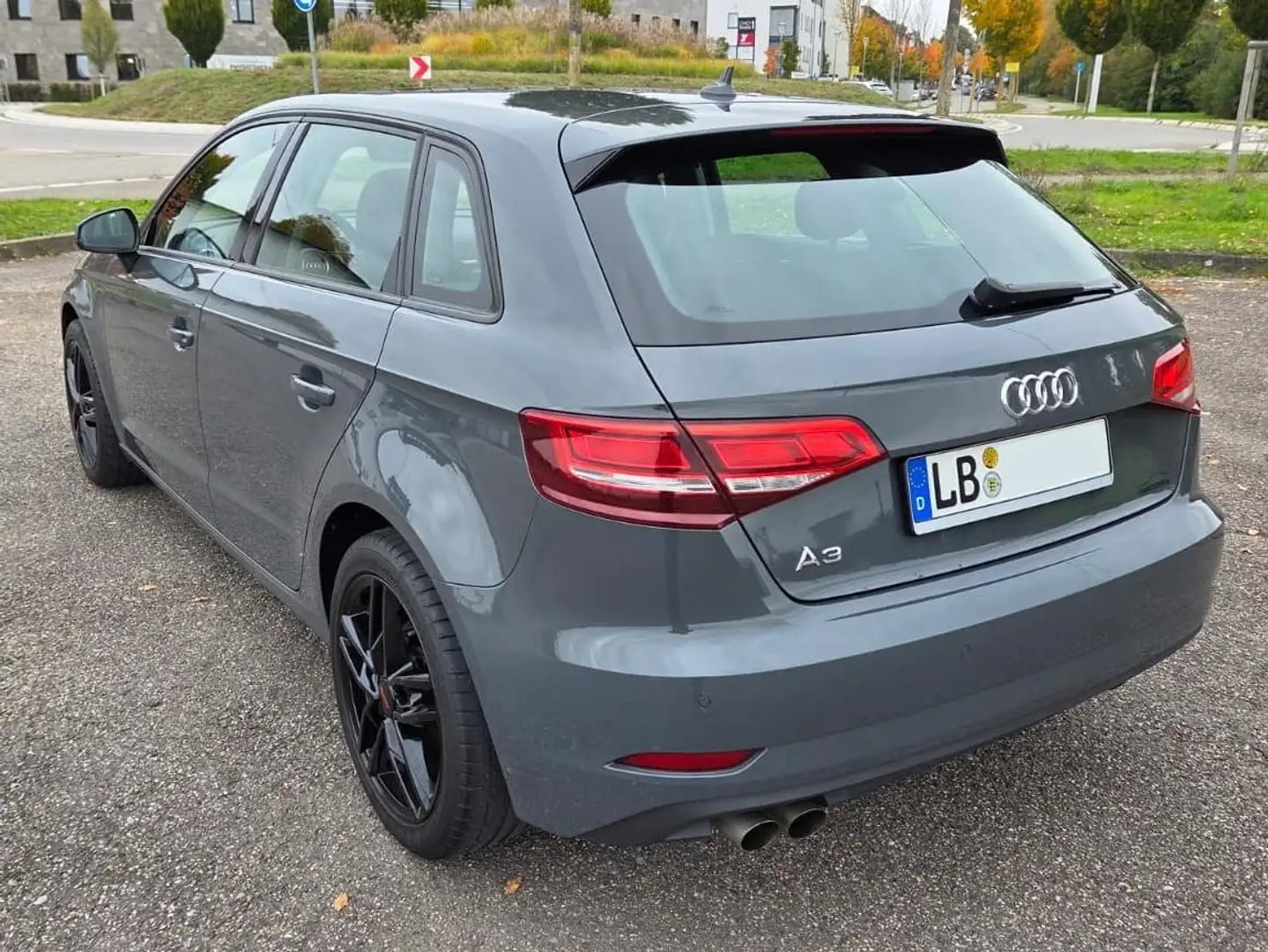 Audi A3 1.5 TFSI Sportback S tronic COD Grau - 2