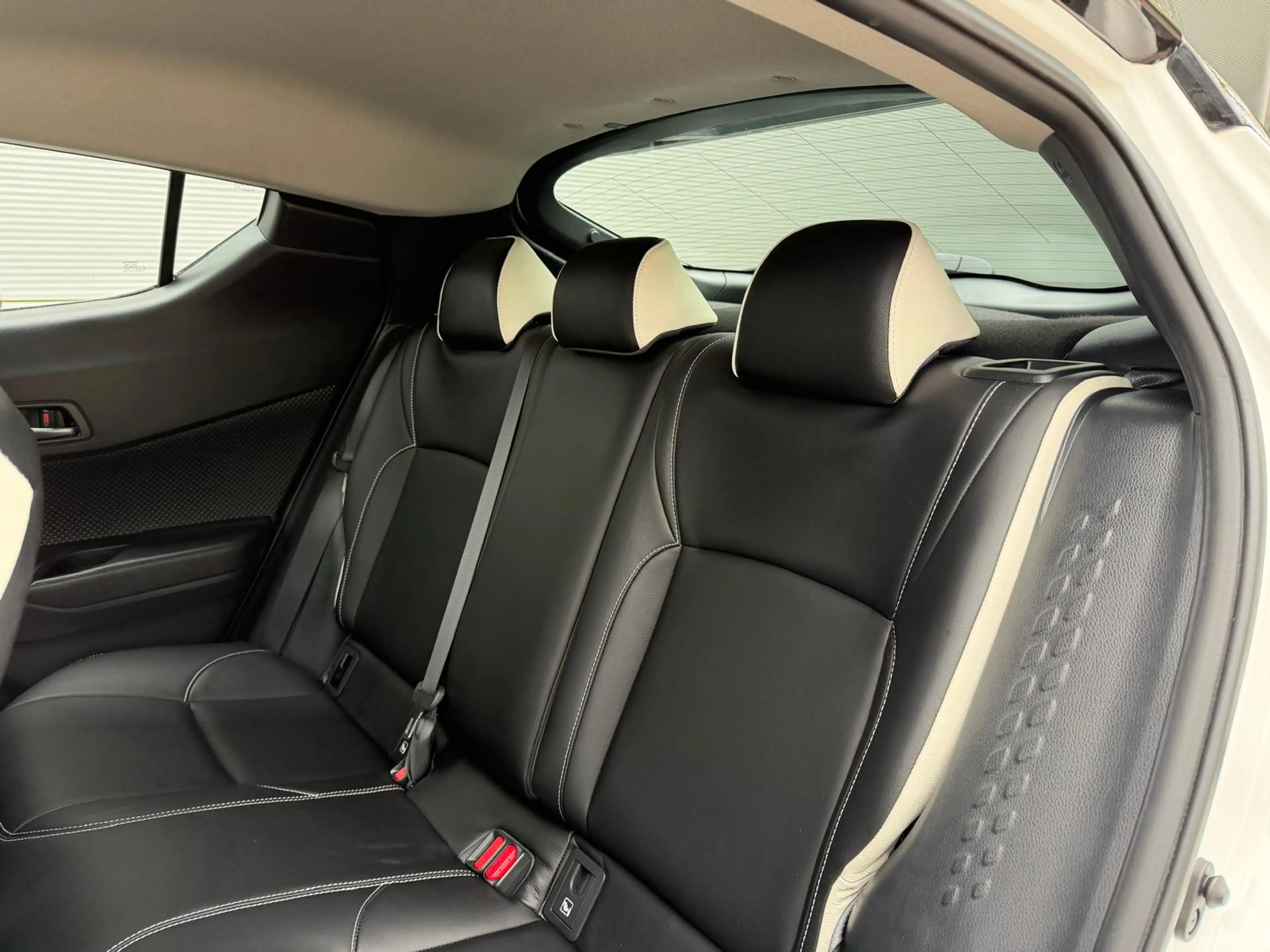 Toyota C-HR 1.8 Hybrid Dynamic TeamNL — photo 6