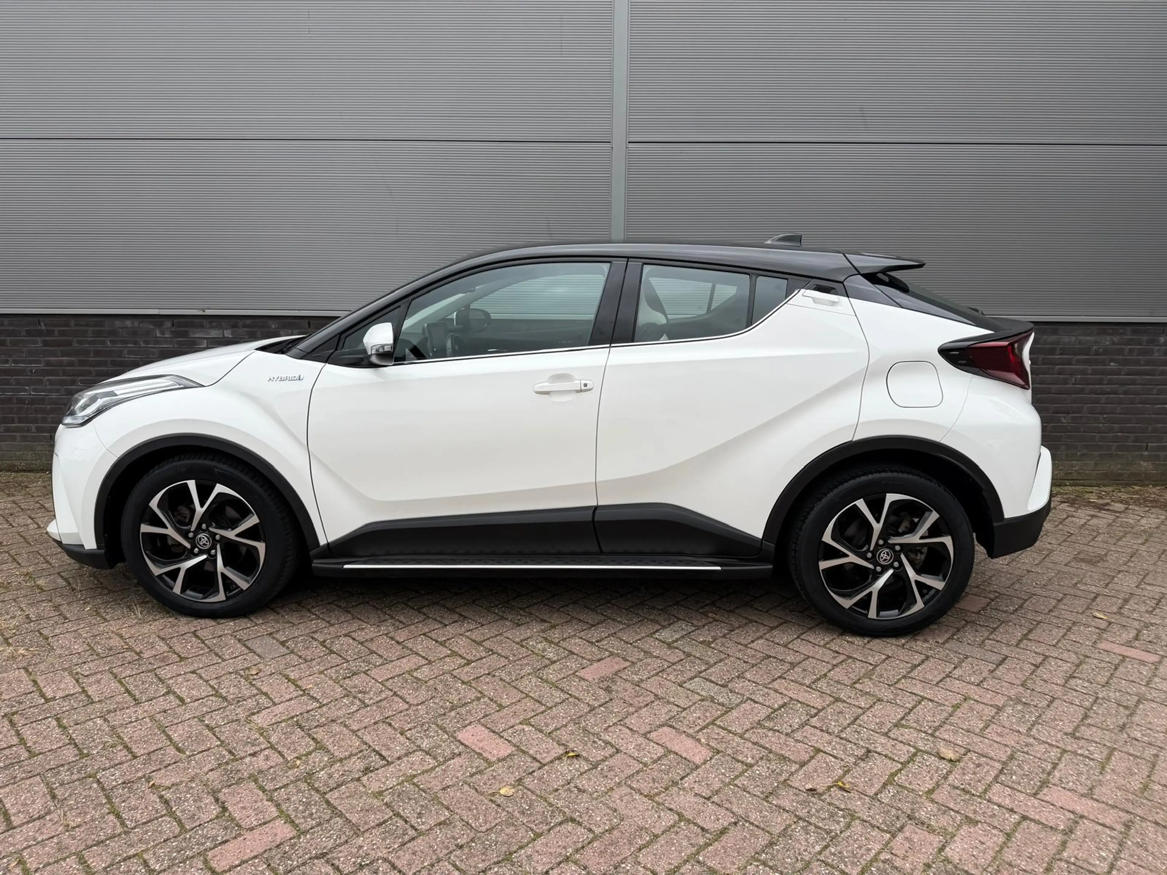 Toyota C-HR 1.8 Hybrid Dynamic TeamNL — photo 2