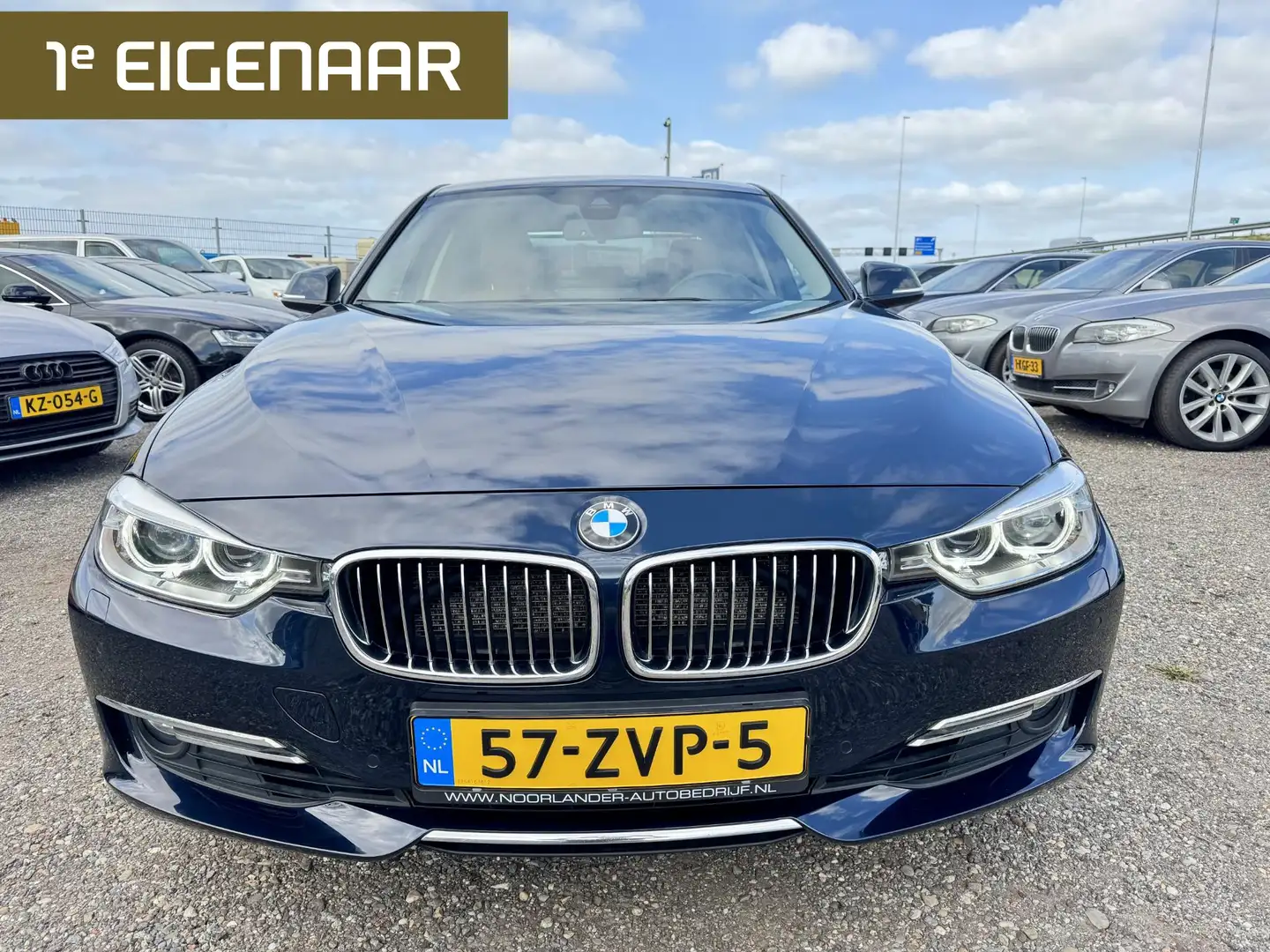 BMW 320 3-serie 320i Upgrade Edition Blauw - 2