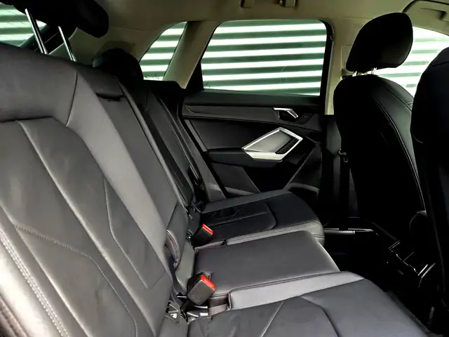 Audi Q3 view 14