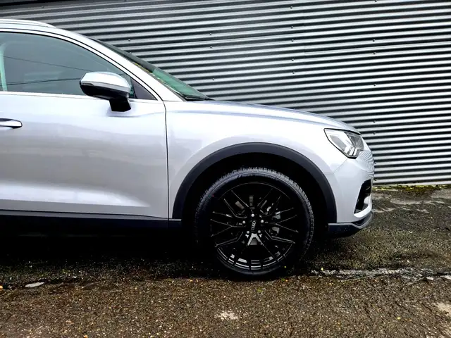 Audi Q3 view 9