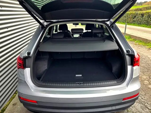 Audi Q3 view 11