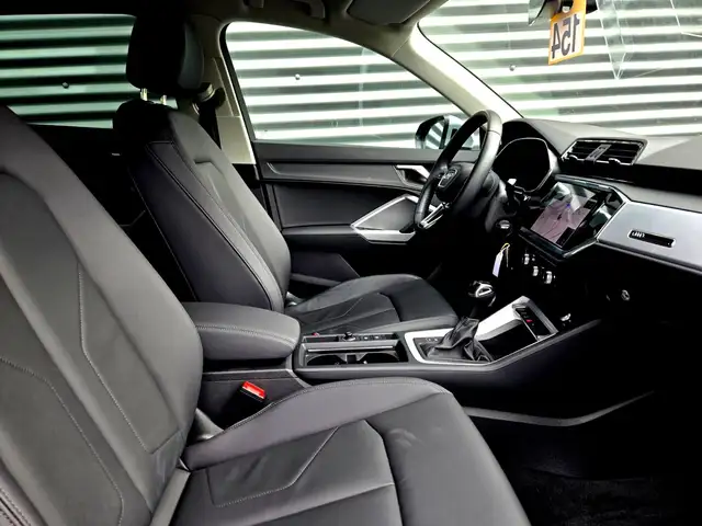 Audi Q3 view 13