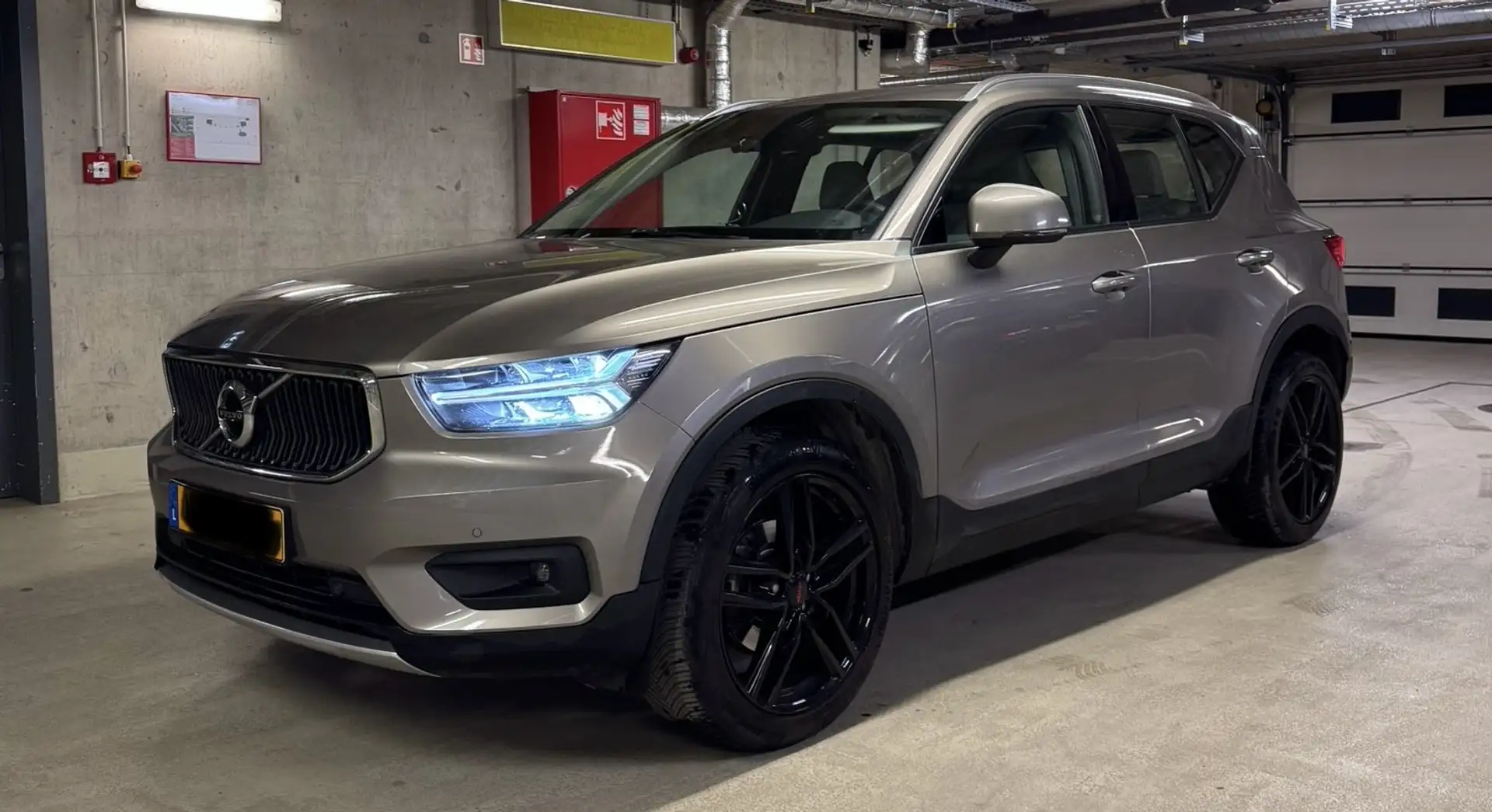 Volvo XC40 D3 Geartronic Momentum Pro Gris - 2