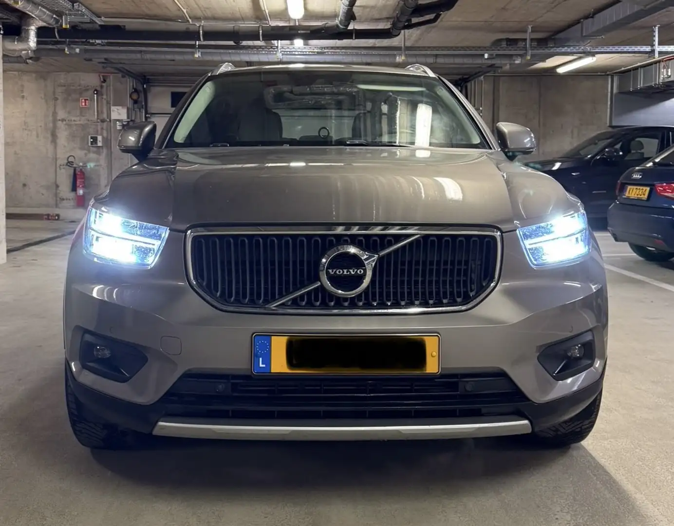 Volvo XC40 D3 Geartronic Momentum Pro Gris - 1