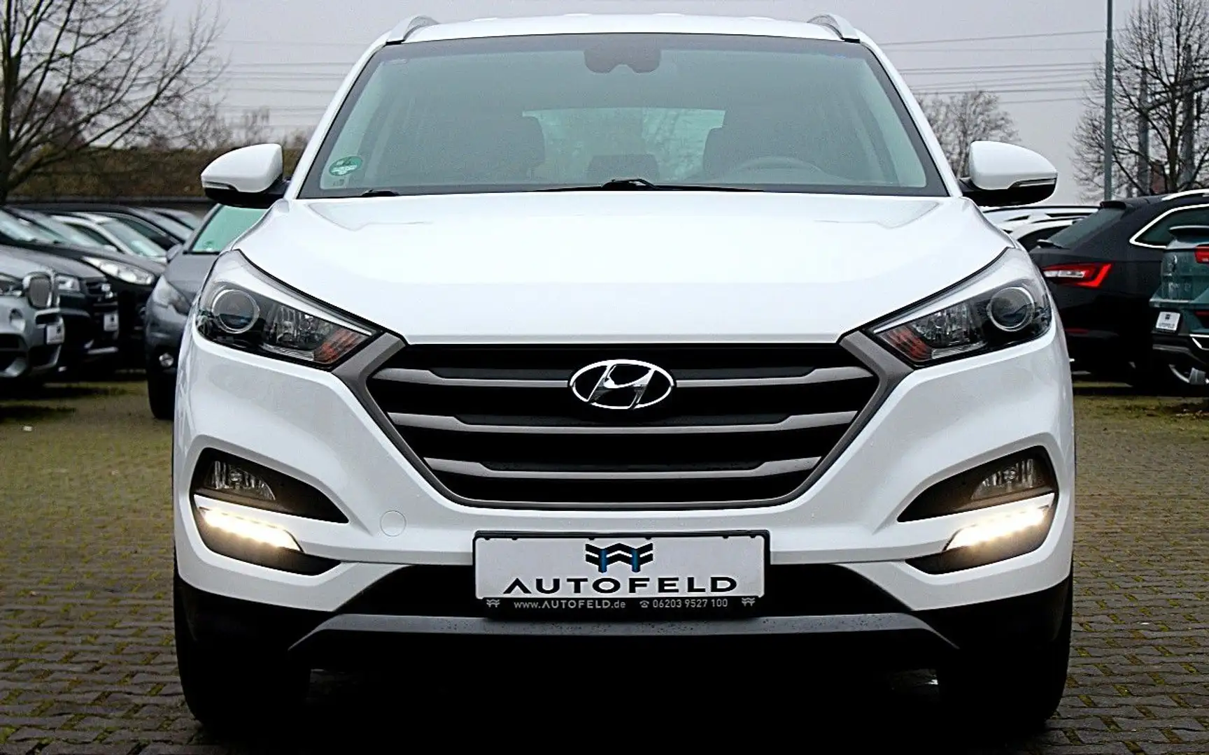 Hyundai TUCSON 1.7 CRDi/VOLL SHEFT/1HAND/NAVI/RCAM/SHZ/ Blanc - 2