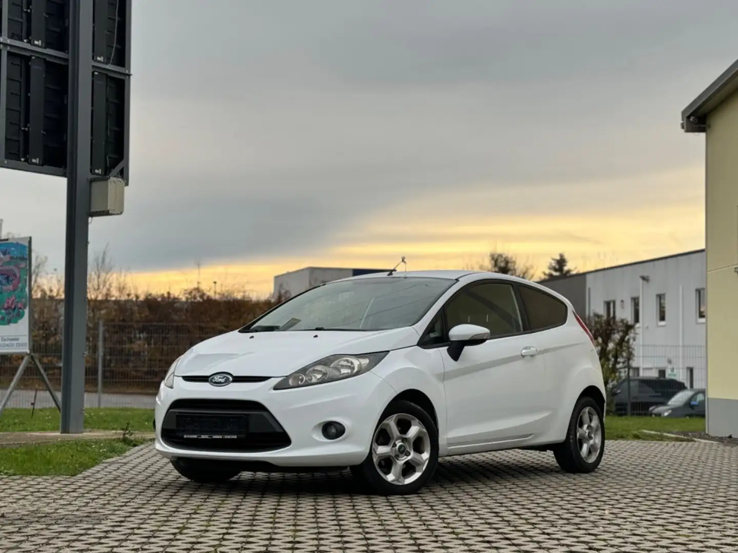 Ford Fiesta Trend*KLIMA*SHZ*AUX*E-PAKET*TÜV* Bianco - 1