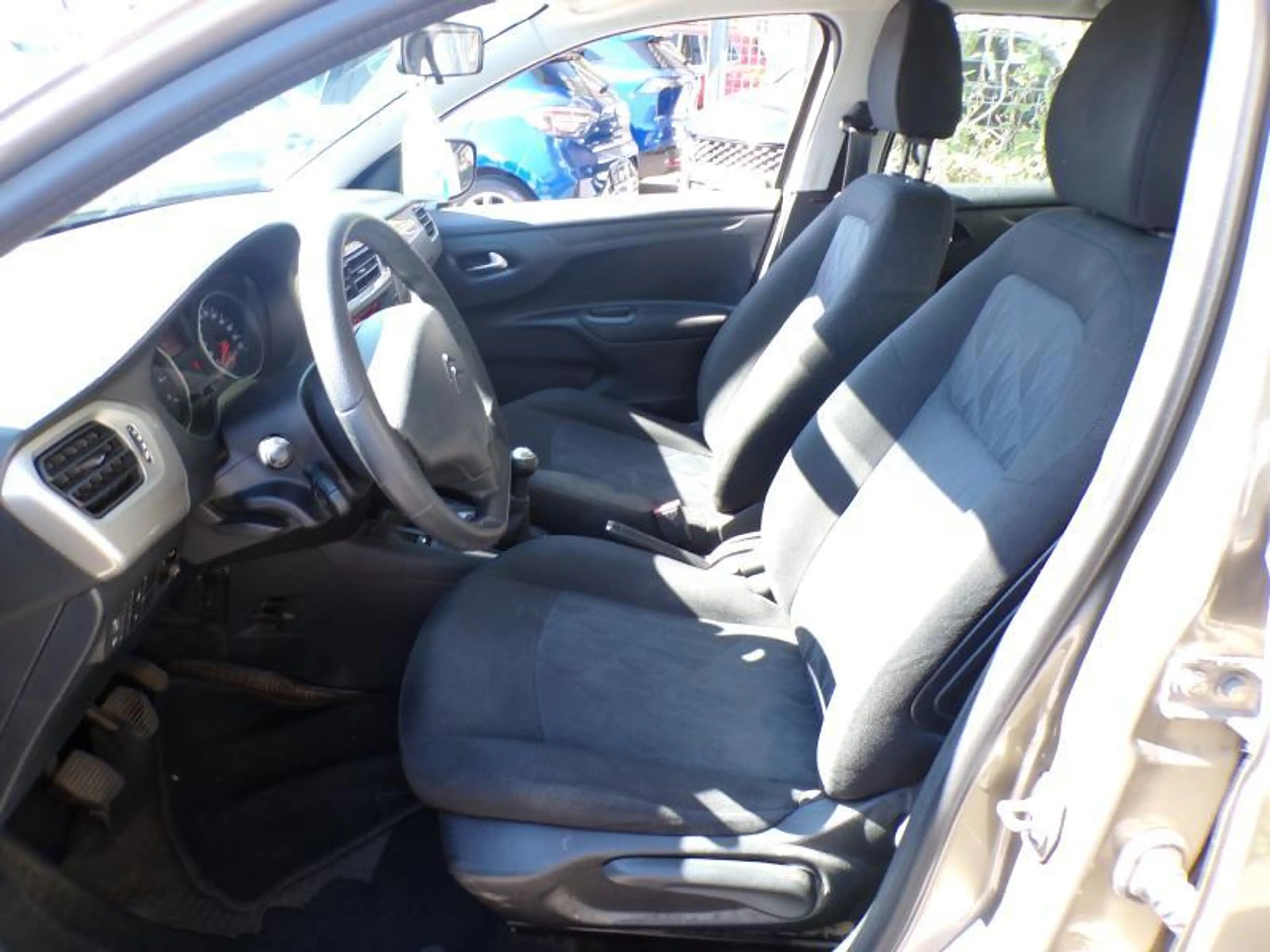 Citroen C-Elysée 1.2 82cv Gris 02/17 72575km Airco Capteurs Cruise — photo 7