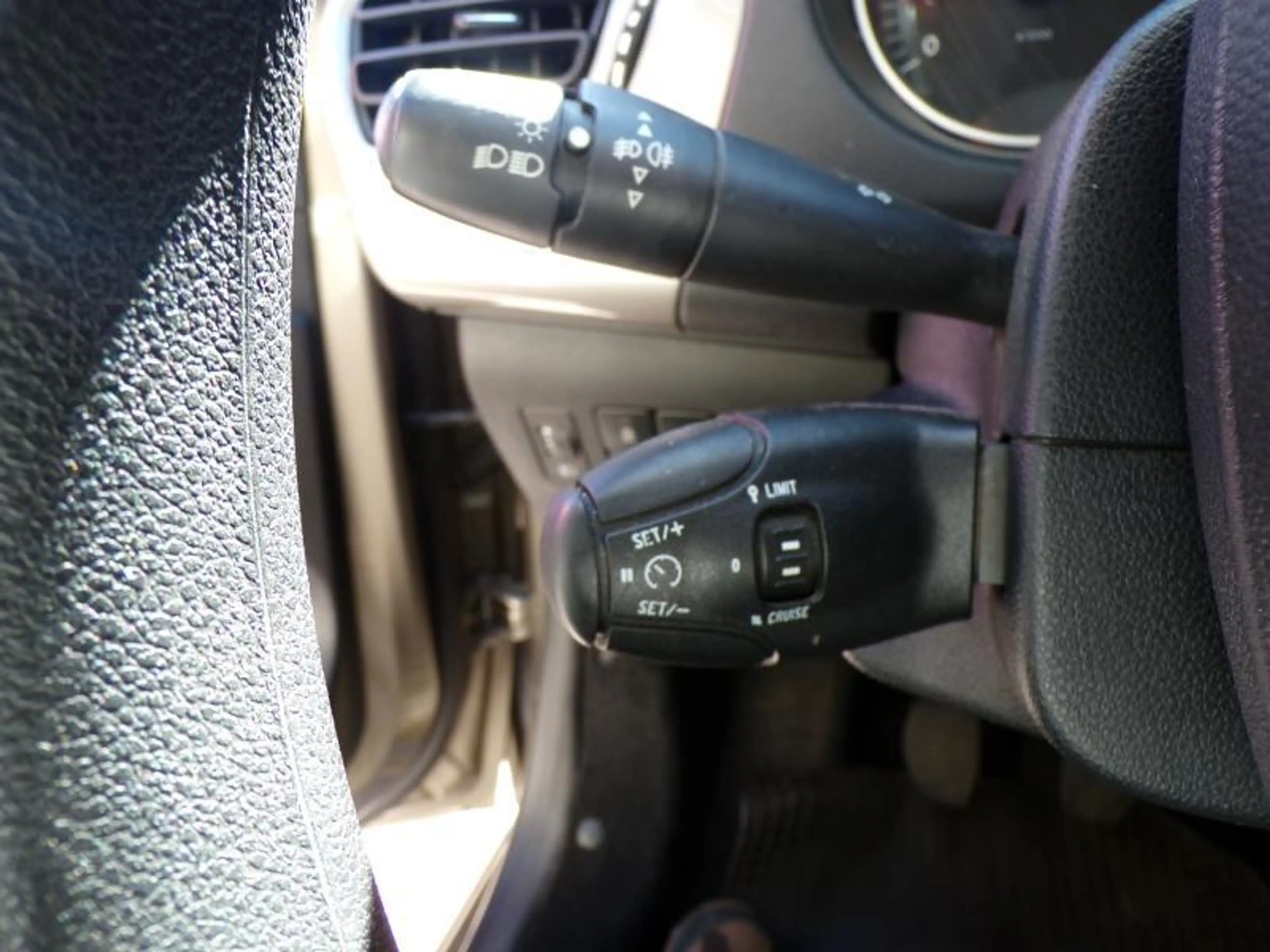 Citroen C-Elysée 1.2 82cv Gris 02/17 72575km Airco Capteurs Cruise — photo 12