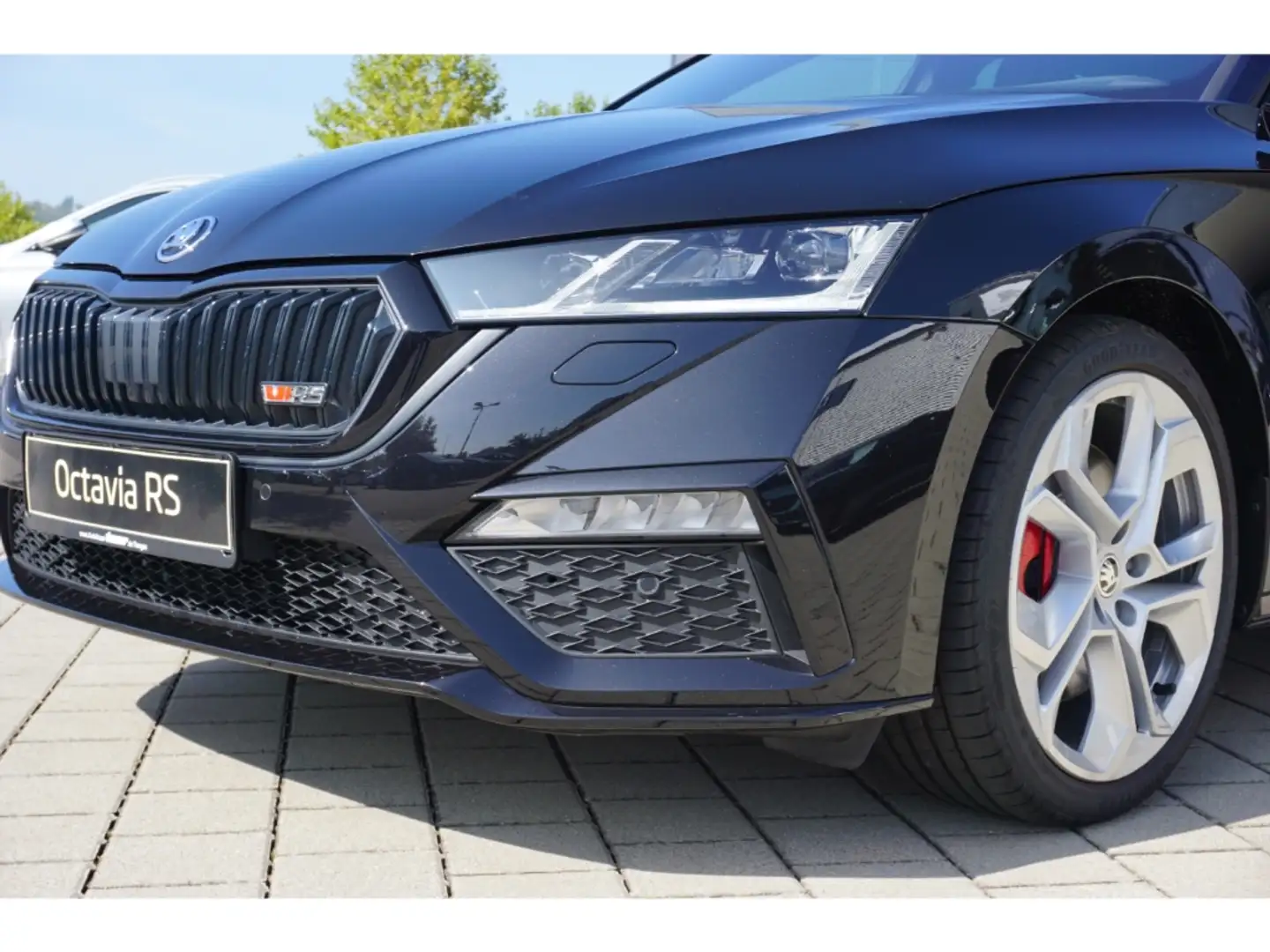Skoda Octavia Combi 2.0 TSI RS DSG AHK Navi ACC LED 19'' DAB PDC Schwarz - 2