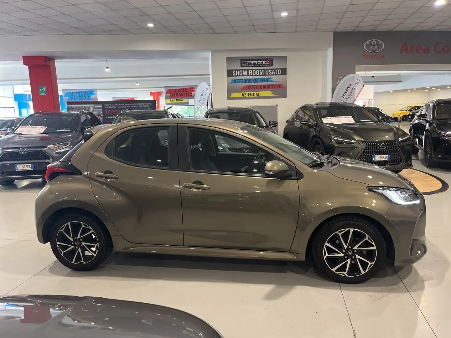 Toyota Yaris 1.0 5 porte Trend Nero - 2