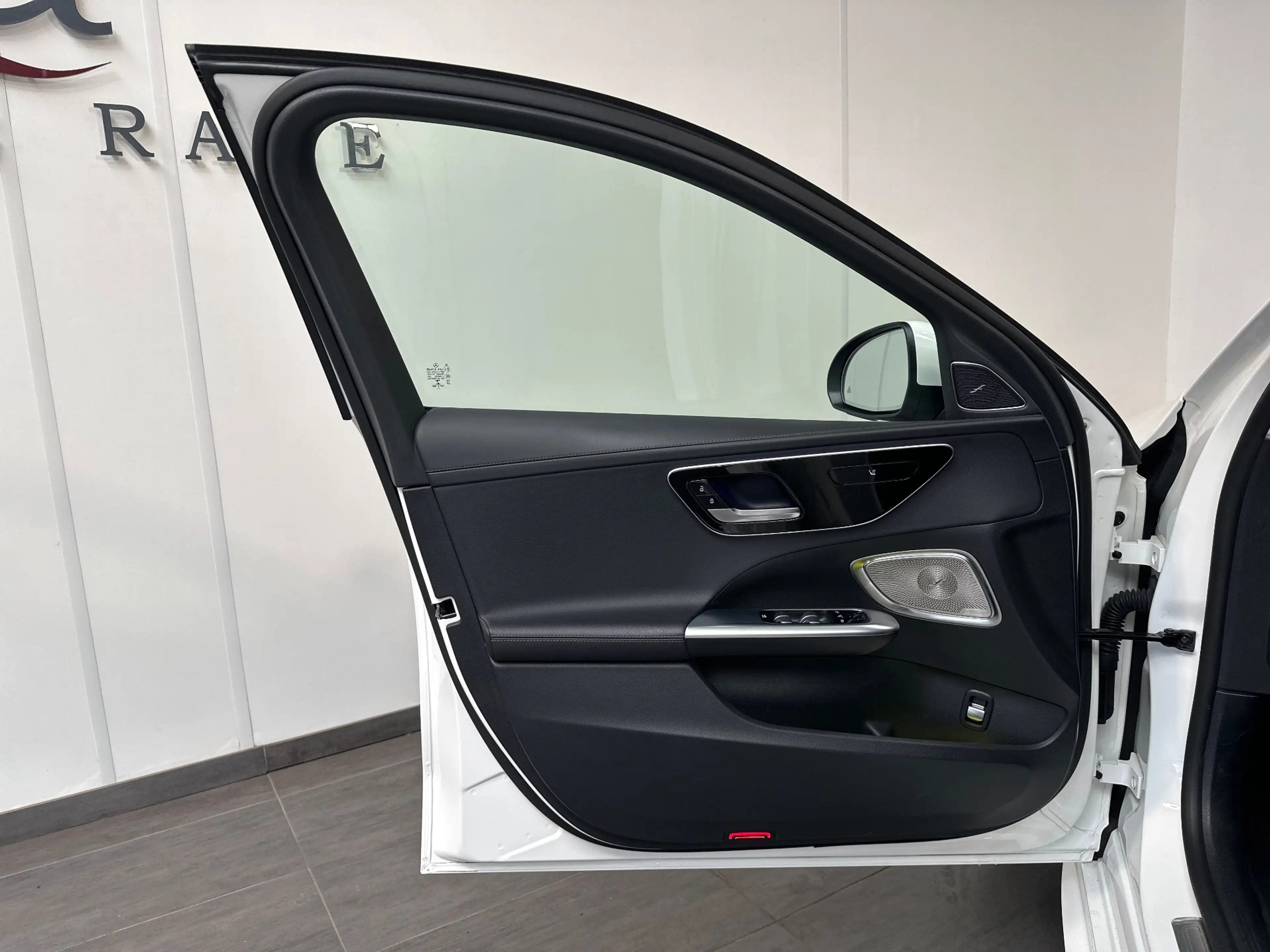 Mercedes-Benz C 200 T AMG-Line NAV+LED+PANO+KEYLESS+DISTRONIC+18ZOLL — photo 6