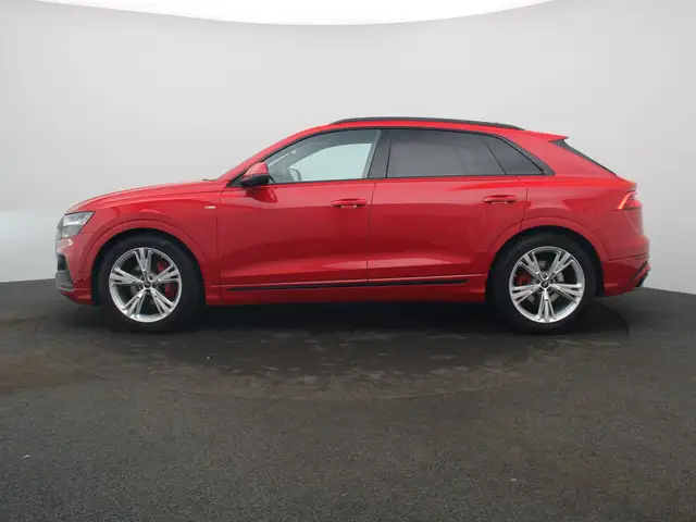 Audi Q8 view 4