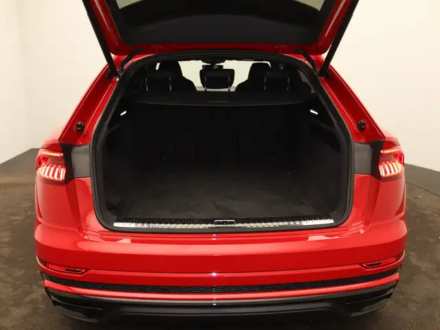 Audi Q8 view 10