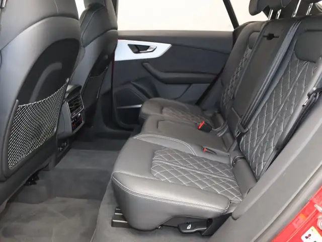 Audi Q8 view 9