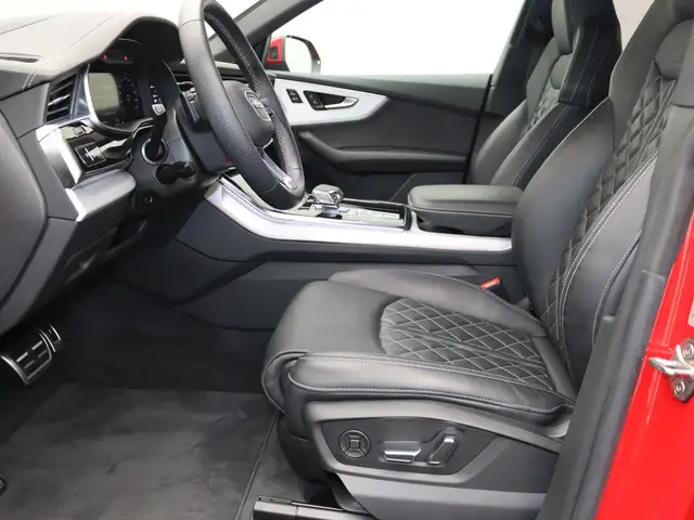 Audi Q8 view 8