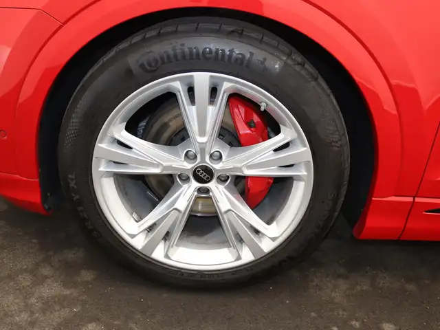 Audi Q8 view 15