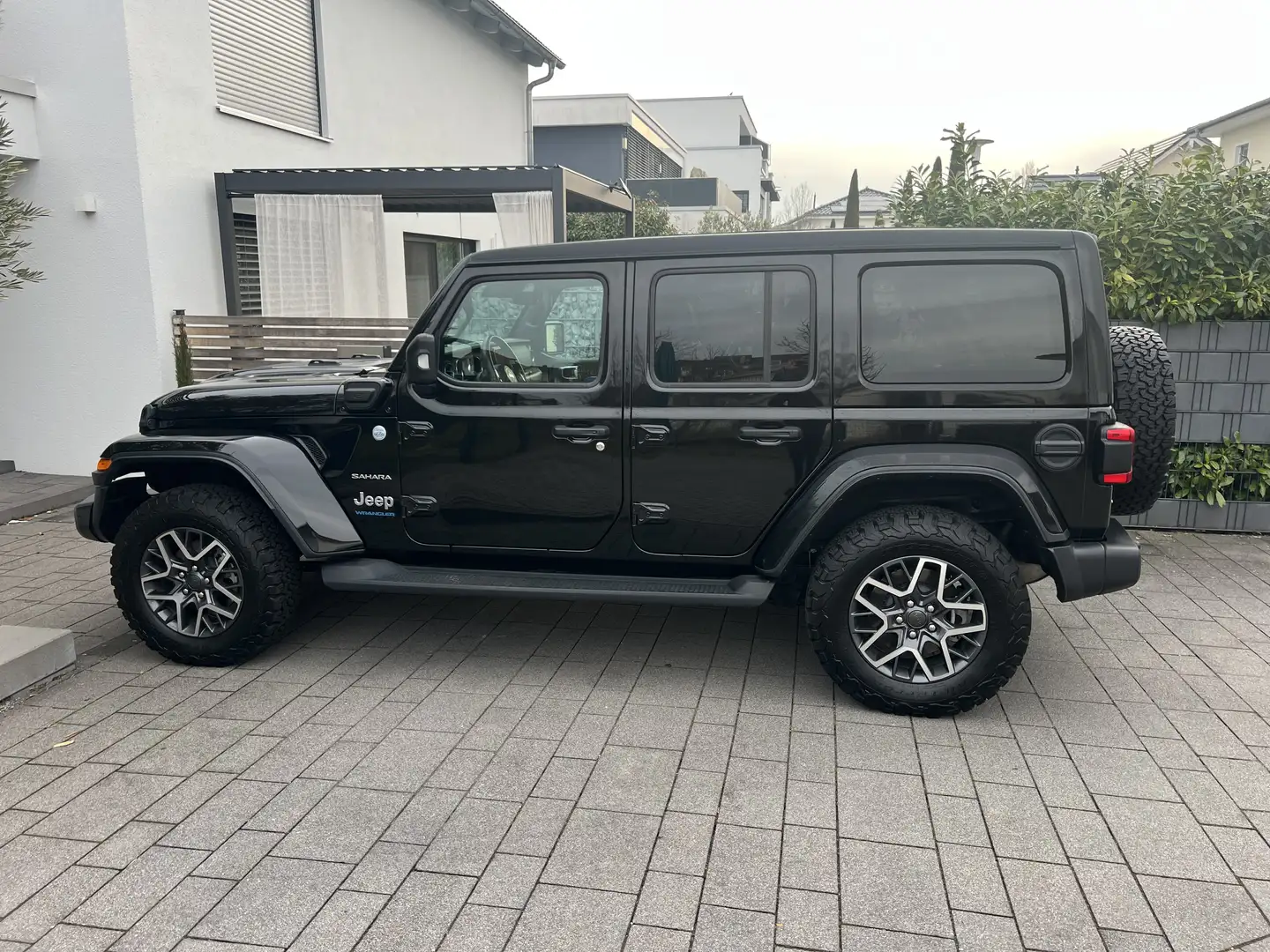 Jeep Wrangler Unlimited 2.0 PHEV Softtop AWD Automatik Sahara Negru - 1