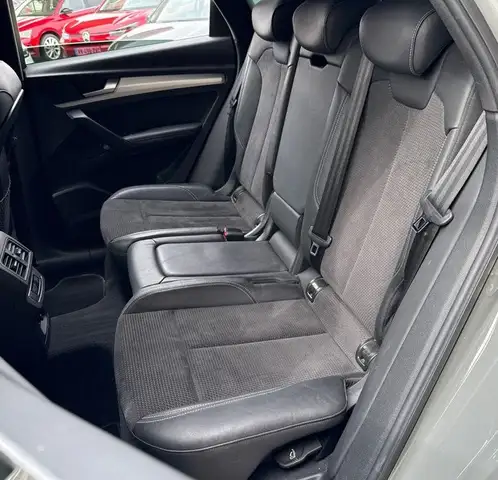 Audi Q5 view 8