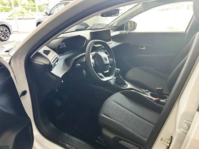 Peugeot 208 view 7